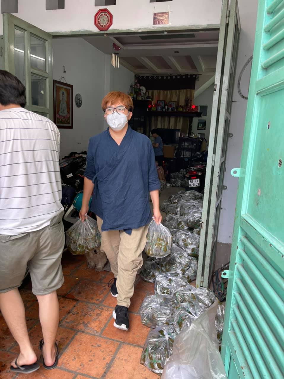 Sao Việt 24h: Trấn Thành miệt mài rửa bát, Hari Won làm ngay 'hành động lạ', MC Đại Nghĩa hối hả làm từ thiện - Ảnh 3